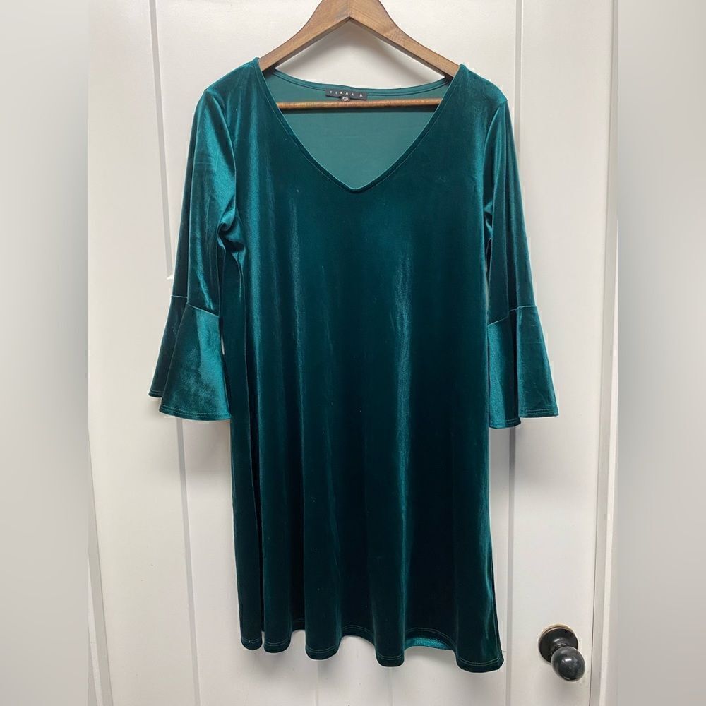 ✅Tiana B. Green velvet dress with bell sleeves